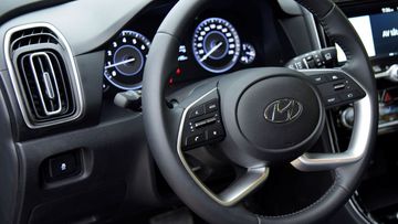 Vô lăng trên tất cả các phiên bản của Hyundai Creta 2024 đều được bọc da và tích hợp đầy đủ các nút bấm chức năng