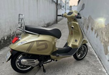 Quan sát Vespa Primavera 2023 từ hai bên, có thể thấy dòng xe này đặc trưng với phần yên ngắn và những thiết kế dập nổi khá ấn tượng