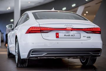 Phần đuôi của Audi A7 Sportback 2024 được thiết kế gọn gàng, tinh tế nhưng vẫn toát lên vẻ sang trọng như một chiếc du thuyền