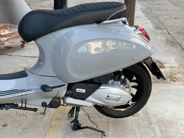 Yên xe Vespa Sprint 2023 được làm từ chất liệu nỉ nên ngồi cực kỳ êm