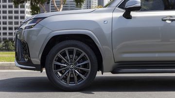 22 inch là kích cỡ la-zăng lớn nhất mà Lexus từng cung cấp cho xe của họ