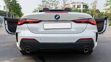 Từ phía sau, BMW 430i Convertible 2024 gây ấn tượng mạnh mẽ về thị giác