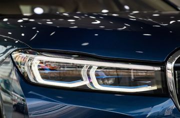 Dải đèn LED ban ngày cùng đèn pha ứng dụng công nghệ BMW Laserlight