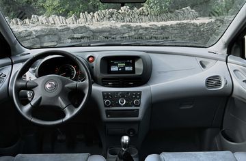 Bảng taplo của Nissan Almera 2003