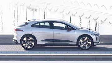 Thiết kế phần thân của Jaguar I-Pace 2024 mang đến cảm giác cuốn hút như một dòng xe coupe với tính khí động học cao