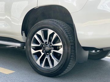 Toyota Land Cruiser Prado 2023 được trang bị bộ mâm 19 inch mới lạ.