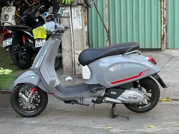 Phần thân của Vespa Sprint 2023 mang lại cảm giác đầy đặn, với thiết kế hài hòa đậm chất cổ điển