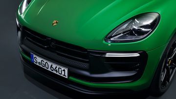 Phần đầu xe của Porsche Macan 2024 với lưới tản nhiệt và cụm đèn pha đặc trưng