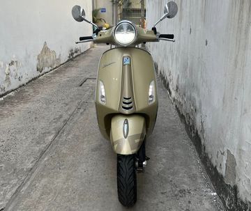 Nổi bật ở phần đầu xe Vespa Primavera 2023 là bộ đèn pha tròn với viền mạ chrome sáng bóng