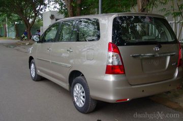Hình ảnh phía sau của Innova 2012