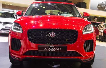 Phần đầu xe Jaguar E-Pace 2024 mang đậm nét đặc trưng của thương hiệu với nắp capo thuôn dốc và lưới tản nhiệt màu đen dạng tổ ong