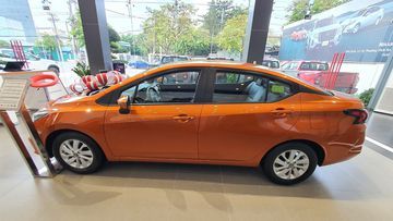 Thân hình của Nissan Almera 2023 trông rất trường và thanh thoát