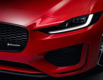 Không chỉ mang đậm chất thể thao, thiết kế đầu xe Jaguar XE 2024 còn phát huy vẻ thanh lịch nhờ cụm đèn trước LED với hình dạng độc đáo.