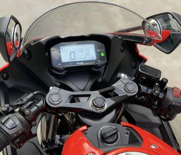 Suzuki GSX R150 2023 trang bị hệ thống khóa thông minh Smartkey.