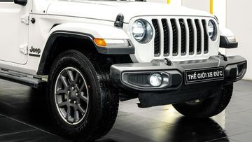 Phần đầu xe của Jeep Wrangler 2024 rất cứng cáp và mạnh mẽ.