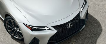 Mặt ngoài của Lexus IS300 Luxury 2024 được nổi bật với lưới tản nhiệt và đèn pha.