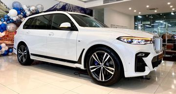 Bề mặt xe BMW X7 2024 M Sport sắc nét, gọn gàng