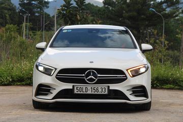 Mercedes A35 AMG 2024 thu hút người nhìn với lưới tản nhiệt twin-bar độc đáo và hai nan kim loại bắt ngang, hỗ trợ logo Mercedes nổi bật tại trung tâm.