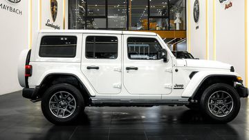 Phần thân xe Jeep Wrangler 2024 với các đường nét vuông vức được chia thành 3 khoang riêng biệt