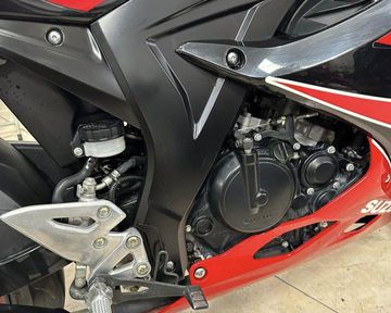 Suzuki GSX R150 2023 sở hữu động cơ xi-lanh đơn, 4 thì, DOHC dung tích 147,3cc, hộp số 6 cấp và hệ thống phun xăng điện tử.