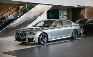 BMW 730Li M Sport 2024 được biết đến với thiết kế thể thao và sang trọng, cùng với khả năng vận hành mạnh mẽ từ khối động cơ.