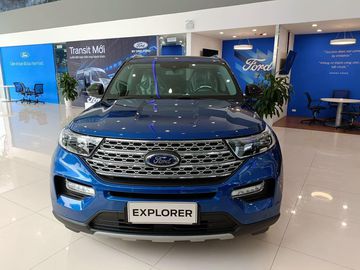 Phần mặt trước của Ford Explorer 2023 thu hút với lưới tản nhiệt có họa tiết quả trám mở rộng, kết hợp một cách hài hòa với cụm đèn pha tạo nên hình ảnh đẹp mắt giống như một cánh chim.