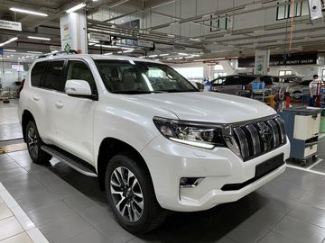 Với vị thế là một mẫu xe SUV hạng trung cao cấp, Land Cruiser Prado 2023 mang vẻ ngoài mạnh mẽ và lịch lãm, thể hiện sự sang trọng.