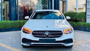 Đầu xe có kiểu thiết kế 2 nan đơn cùng logo Mercedes bề thế đặt chính giữa