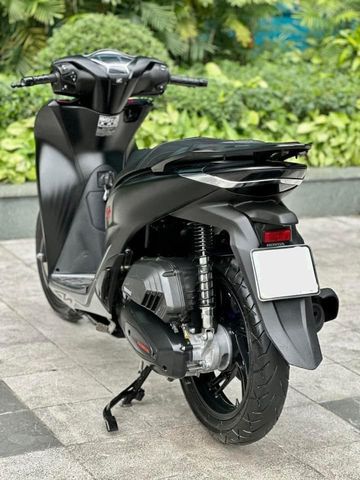 Phần sau của SH125i được thiết kế tinh tế, với tay nắm sau gọn gàng và phong cách