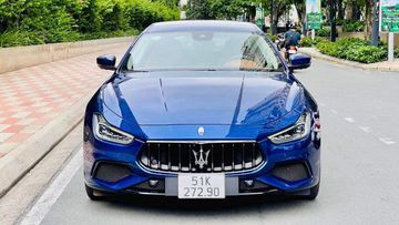 Đầu xe Maserati Ghibli 2024 nổi bật với lưới tản nhiệt hình cá mập đặc trưng