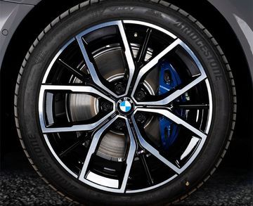 BMW 530i M Sport 2024 LCI có bộ la-zăng dạng 5 chấu kép với đường kính 19 inch