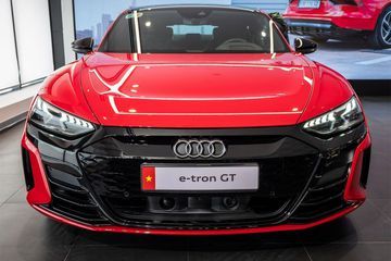 Mặt ca lăng của Audi e-tron GT 2024 được mở rộng và sơn đen bóng, bên trong có các ô tản nhiệt hình tổ ong đặc trưng