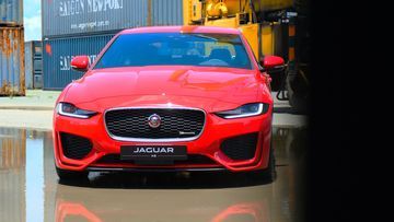 Jaguar XE 2024 sở hữu bộ lưới tản nhiệt dạng mắt lưới bậc thang gọn gàng ở phía trước cùng những đường gân nổi bật trên nắp capo.