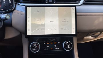 Jaguar F-Pace 2024 trang bị màn hình 11,4 inch, độ phân giải HD và hỗ trợ kết nối Apple Carplay/Android Auto.