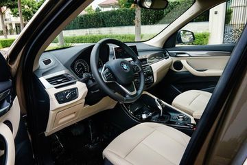Xe trang bị vô lăng M-Steering bọc da cao cấp tích hợp nhiều phím bấm và có khả năng điều chỉnh