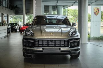 Đầu xe Porsche Cayenne 2024 đã trải qua những thay đổi đáng kể ở phần lưới tản nhiệt.