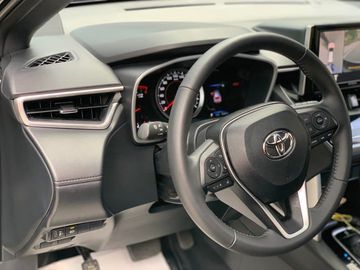 Vô lăng bọc da là tiêu chuẩn trên Toyota Corolla Cross 2023.