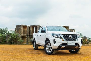 Thay đổi đáng chú ý nhất ở phần mặt trước của Nissan Navara 2023 là cụm lưới tản nhiệt V-Motion được làm to hơn