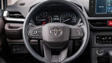 Vô lăng của Toyota Avanza 2023 có thiết kế 3 chấu thể thao