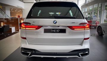 Phần đuôi của BMW X7 2024 M Sport có vẻ mạnh mẽ, vuông vức và thu hút