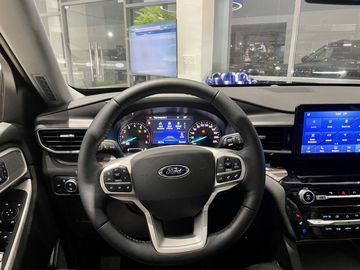 Ford Explorer 2023 trang bị vô lăng bọc da 3 chấu, kết hợp chức năng điều chỉnh điện 4 hướng.