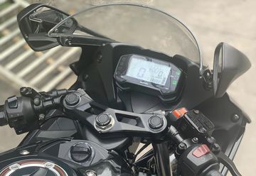 Suzuki GSX R150 2023 trang bị đồng hồ dạng full-digital với màn hình bảng điều khiển LCD siêu sáng