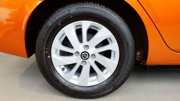 Nissan Almera 2023 trang bị bộ mâm hợp kim 15 inch, đi kèm với lốp 195/65R15