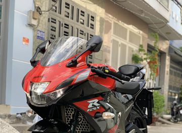 Phần đầu của Suzuki GSX R150 2023 nhô về phía trước, với thiết kế ốp hai bên hông xe hầm hố và ôm gọn thân xe.