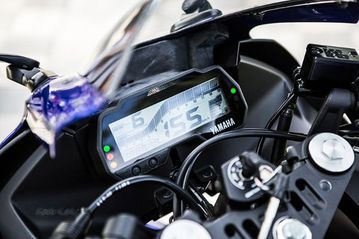 Yamaha YZF R15 2023 trang bị đồng hồ LCD kỹ thuật số toàn phần với diện tích lớn hơn so với trước đó.