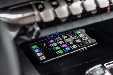 Sạc không dây là trang bị tiêu chuẩn trên Peugeot 5008 2023