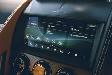 Jaguar F-Type 2024 được trang bị hệ thống giải trí Touch Pro hỗ trợ Apple CarPlay và Android Auto