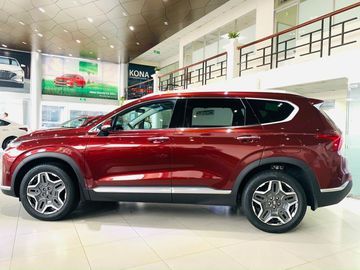 Phần thân xe Hyundai SantaFe 2023 vẫn giữ nguyên dáng vóc của mình, tạo cảm giác mạnh mẽ của một mẫu SUV hạng D