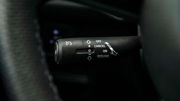 Cần gạt của hệ thống Cruise Control được đặt bên dưới không tiện lợi lắm