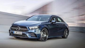 Mercedes A35 AMG 2024 được thiết kế với phong cách mạnh mẽ và cá tính, thu hút khách hàng trẻ tuổi, yêu thích sự độc đáo và sẵn sàng chi tiêu cho một chiếc xe Châu Âu đặc biệt.